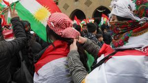 Mujeres kurdas recogen su pelo en una trenza en una manifestación en Erbil