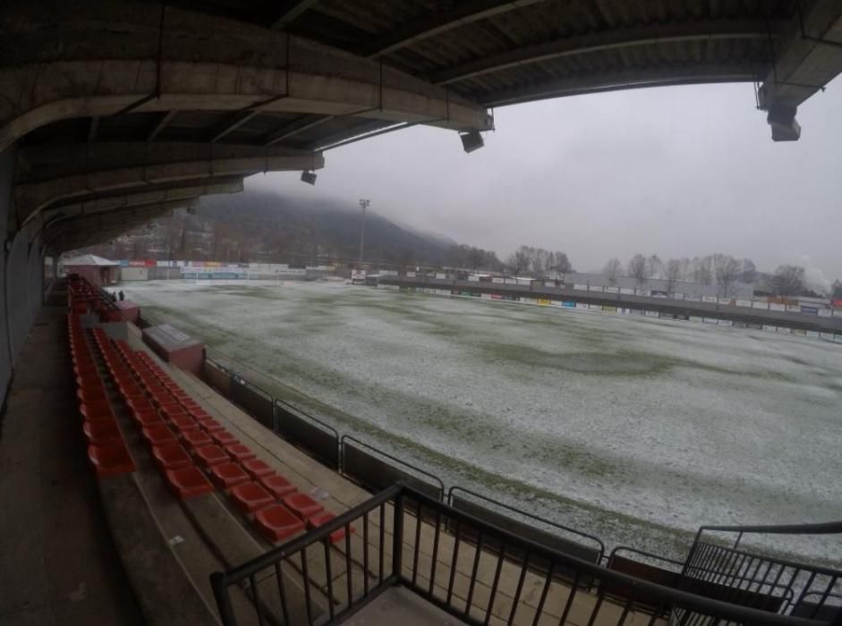 El camp de l'Olot es desperta emblanquinat per la neu