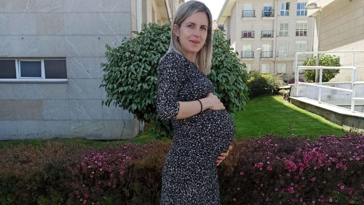 La matrona Mireia López está de 38 semanas.