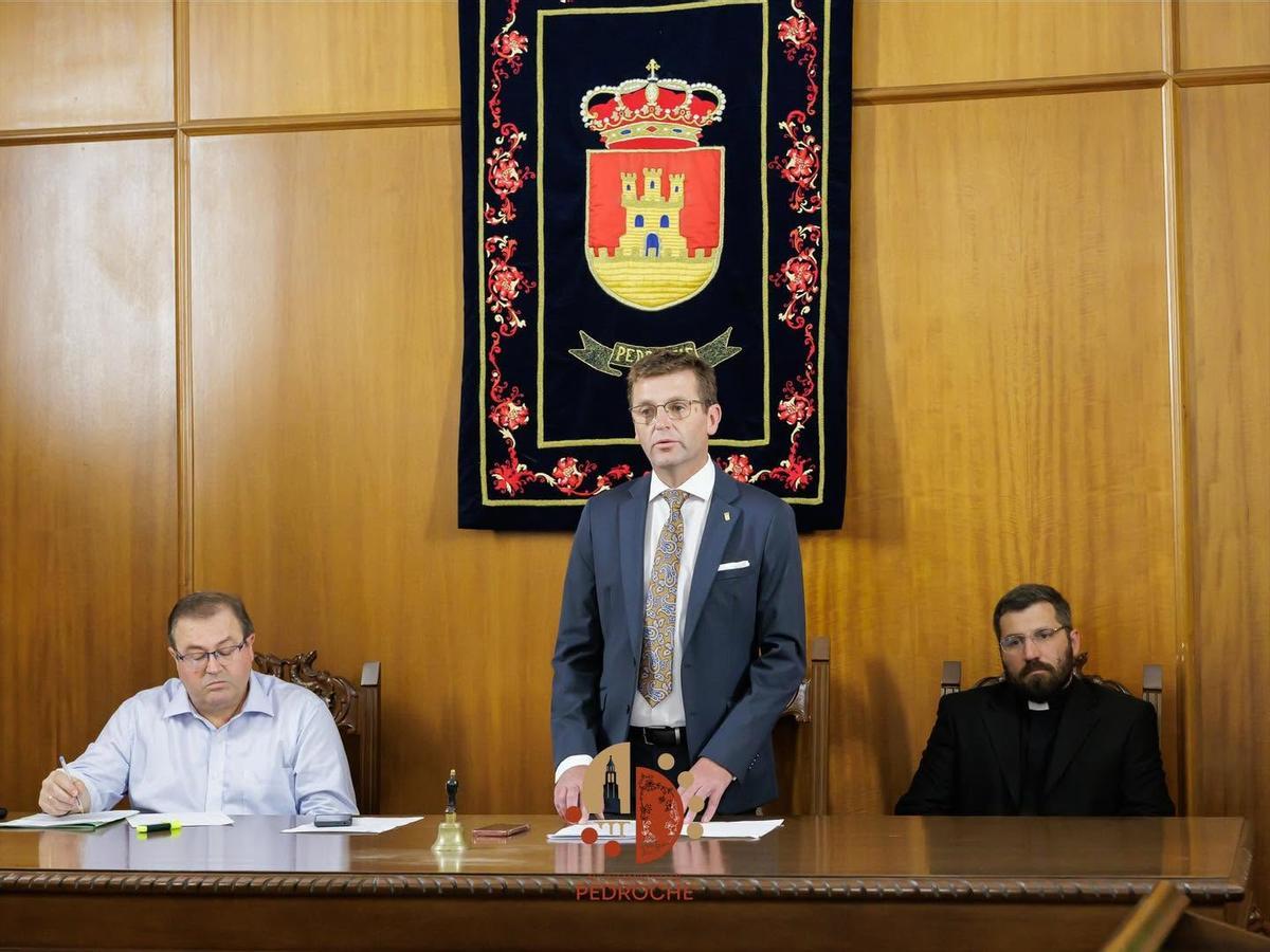 El alcalde de Pedroche se dirige a los asistentes en un momento del acto en el que ha asumido la Mayordomía de las fiestas.