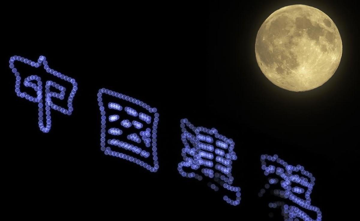 El fenomeno de la luna llena seguido en Baijing, China.
