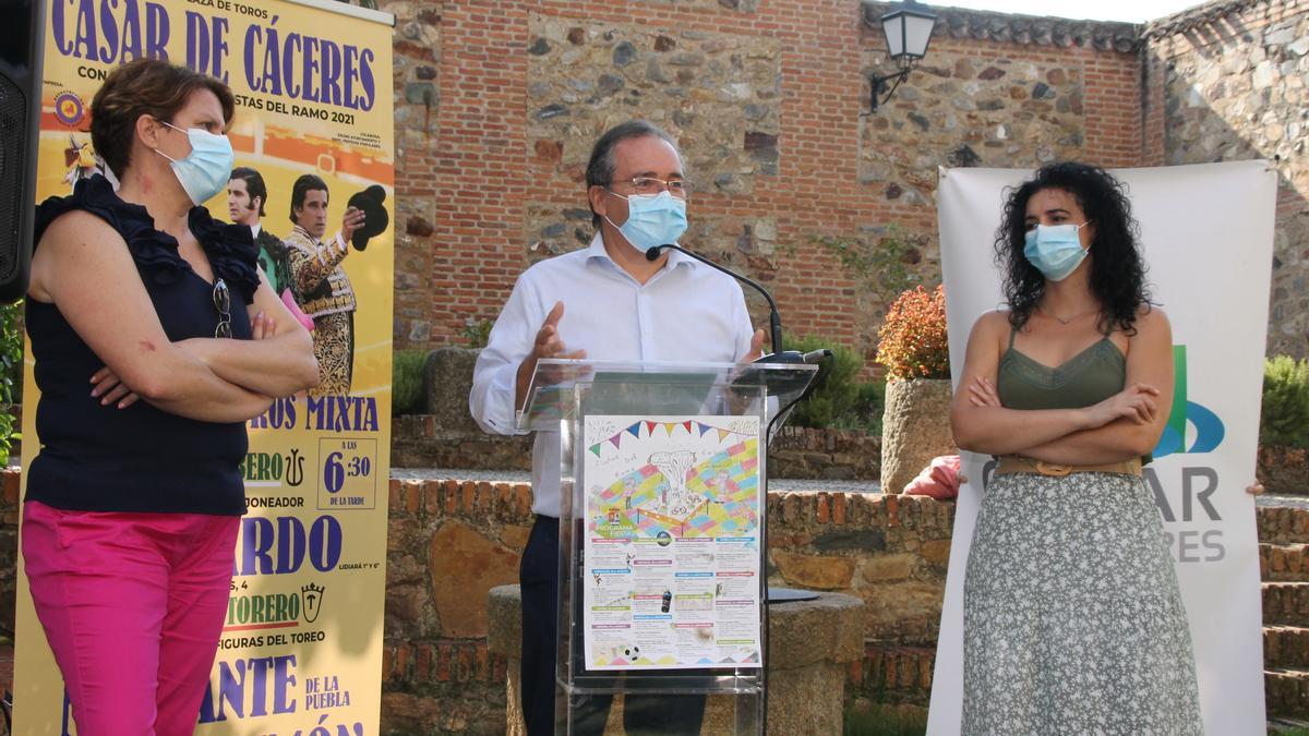 El alcalde de Casar de Cáceres durante la presentación de las Fiestas del Ramo, acompañado por las concejalas Victoria Moreno y Julia Tovar.