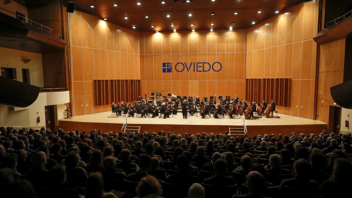 Valery Gergiev dirige a la sinfónica en el Auditorio, el lunes, en Oviedo, con la concha acústica desplegada.
