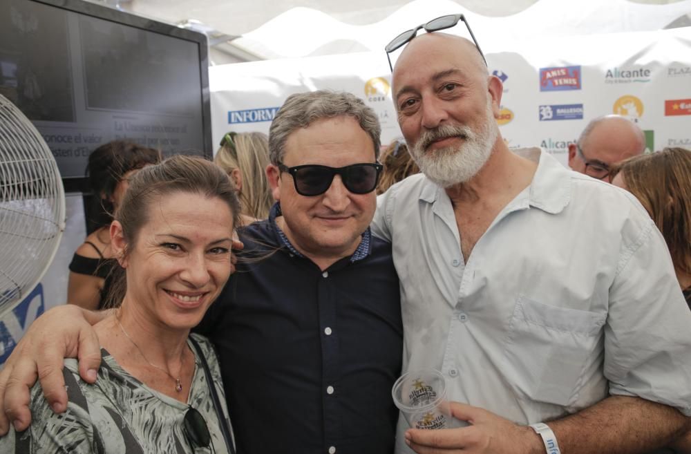 Carmen Esther Collado, del Colegio de Médicos; el escritor José Luis Ferris y el jefe de Cultura de INFORMACIÓN, Rogelio Fenoll.