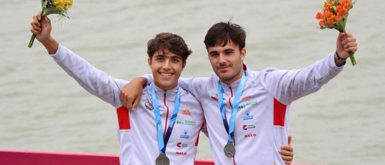 Los hermanos Domínguez consiguen la primera medalla arousana.