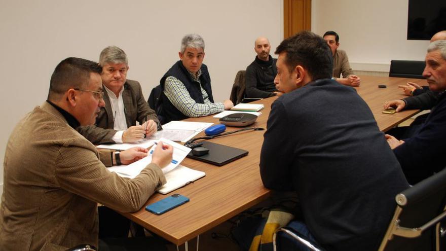 González, a la izquierda, con miembros de las Sofor, ayer.   | // FDV