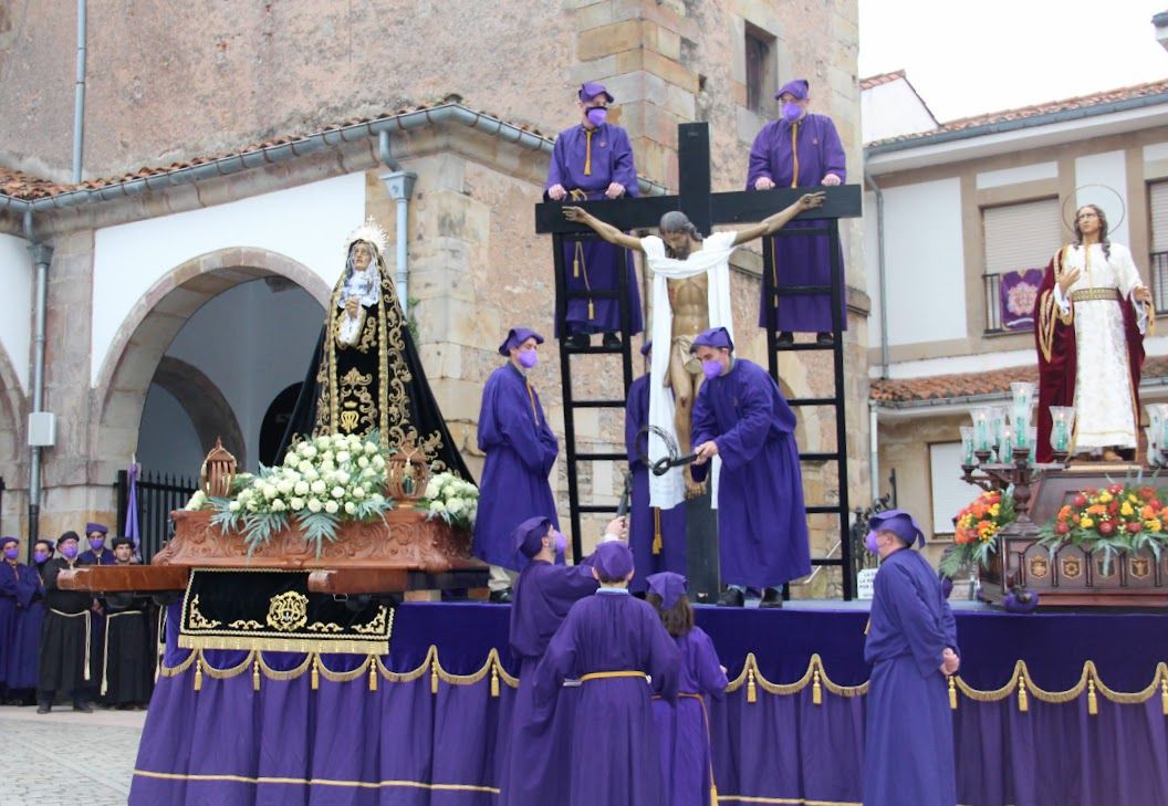 Pasión y devoción en el Desenclavo y en la Procesión del Santo Entierro en Villaviciosa.