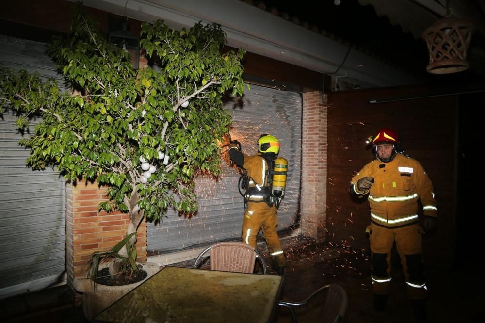 Los bomberos de Torrevieja y Almoradí han podido sofocar las llamas en el incendio de una pizzería en Torrevieja