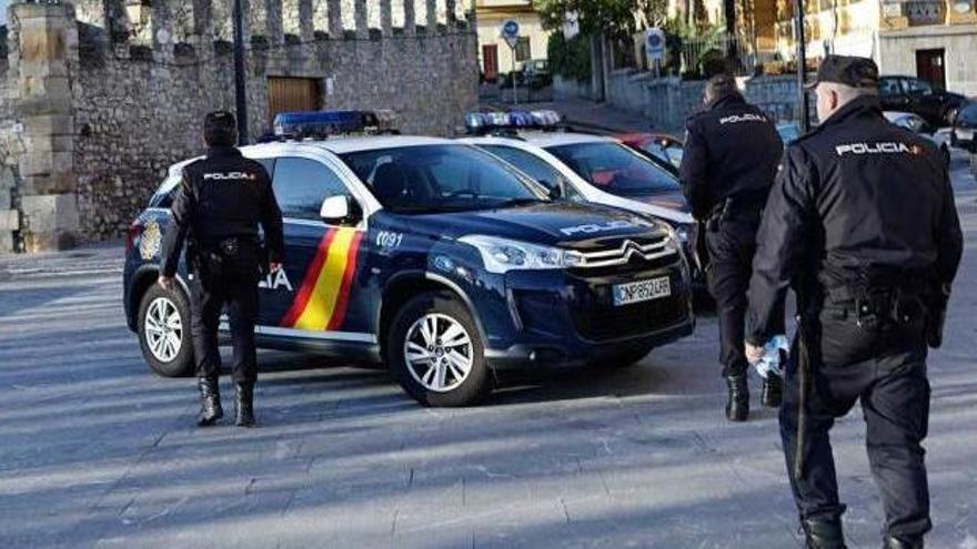 Efectivos de la Policía Nacional en las calles de Gijón