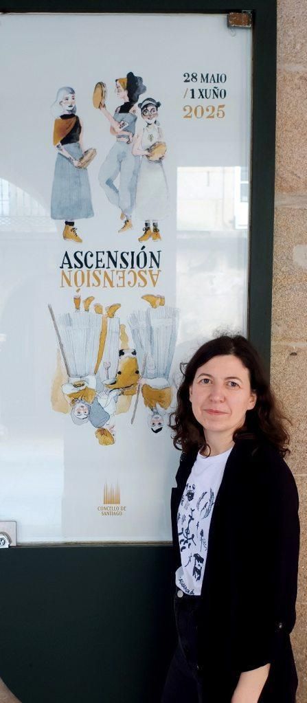Rosa de Cabanas junto al cartel de la Ascensión, de su autoría.