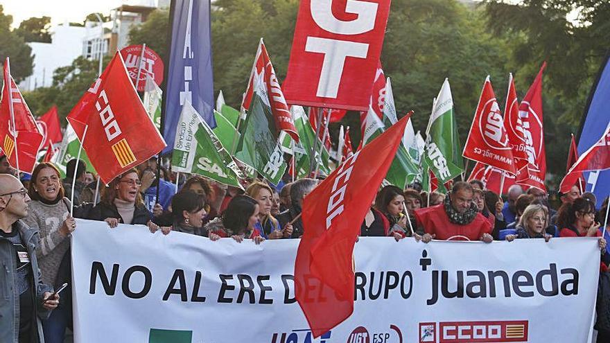 La manifestación contra el ERE en Juaneda reunió el pasado martes a unos 400 trabajadores.