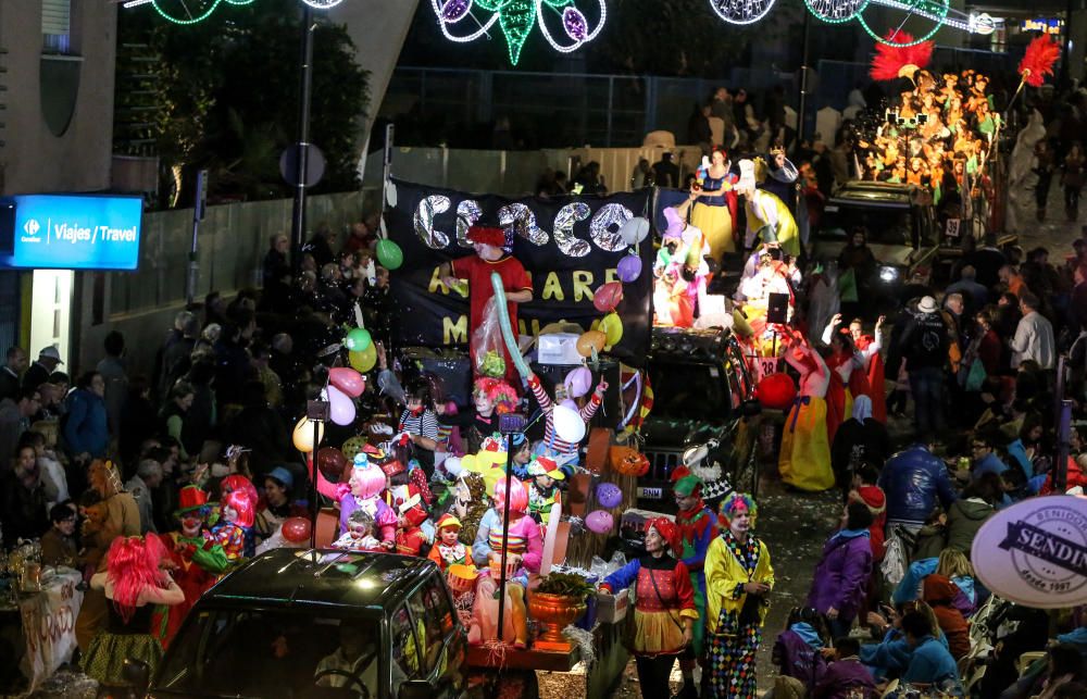 El desfile y el castillo de fuegos ponen fin a las fiestas patronales.