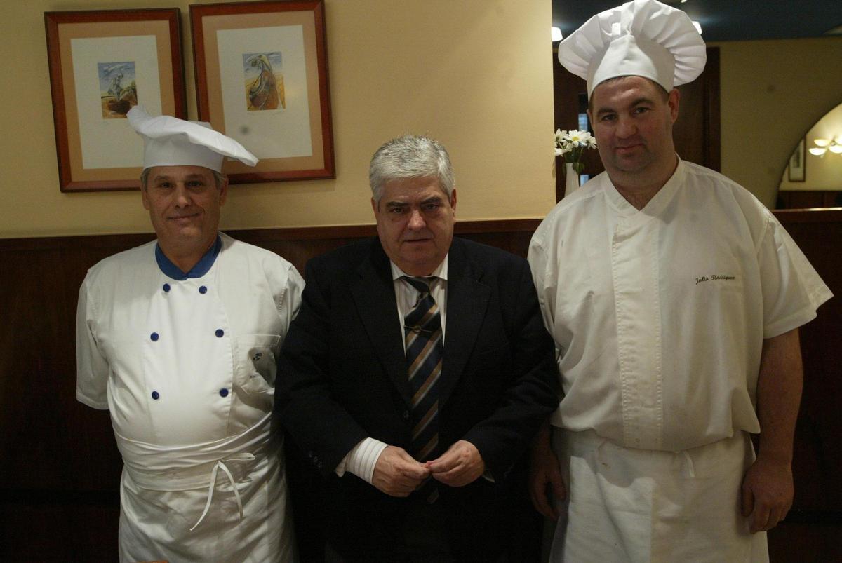 Mariano junto a los cocineros Julio y Antonio en unas jornadas gastronmicas