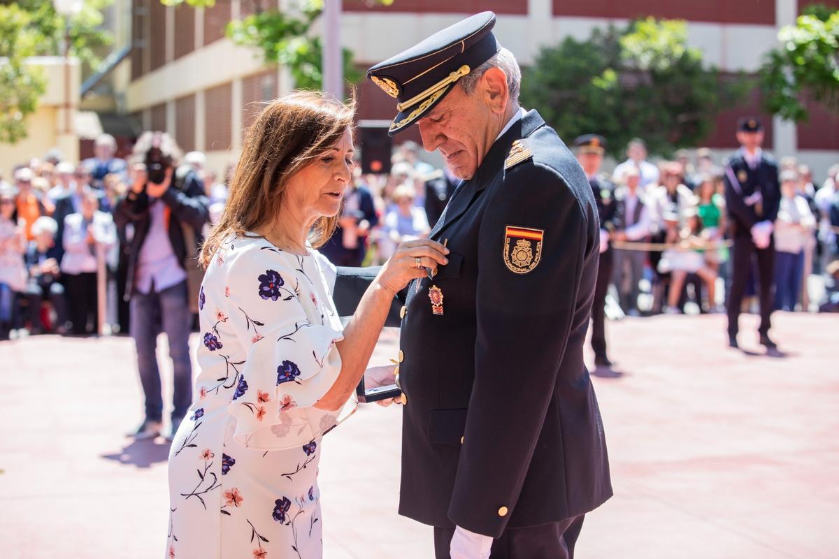 La delegada del Gobierno en Aragón, Carmen Sánchez, condecorando a José Ángel González en 2019.