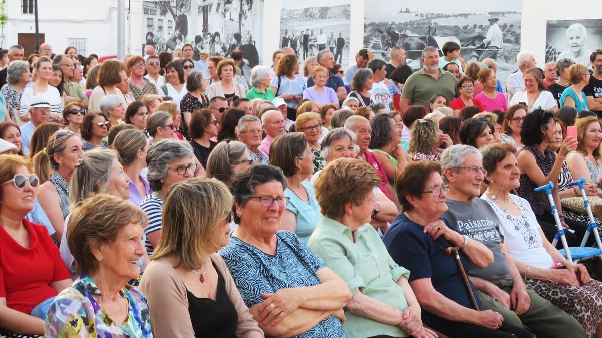 La Plaza del Mercado se llenó de público para inaugurar el proyecto expositivo