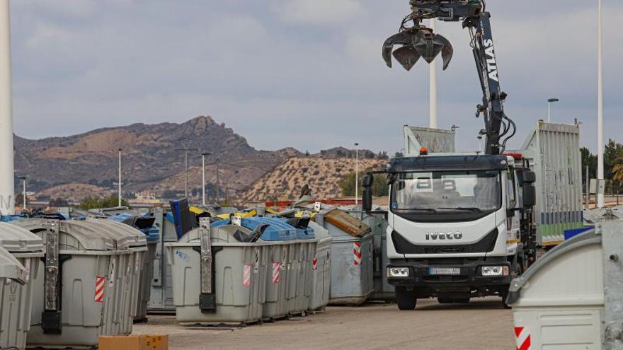 Contenedores de basura almacenados a espaldas de una nave de la Ronda Oeste. | TONY SEVILLA/ANTONIO AMORÓS