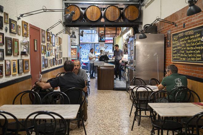 Descobreix un dels millors carrers de Barcelona on anar de tapes: des de vermuteries clàssiques fins a cafeteries modernes