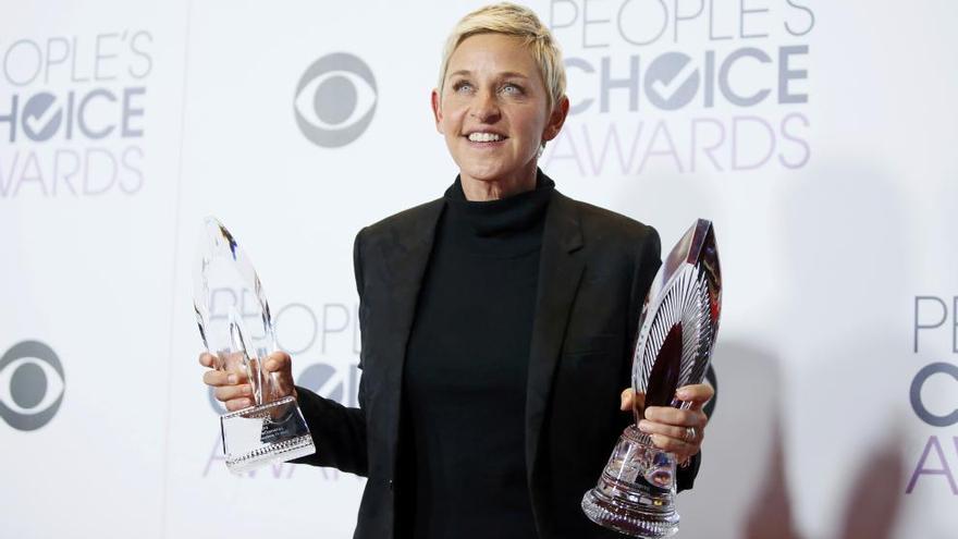 Ellen DeGeneres posa con sus dos premios