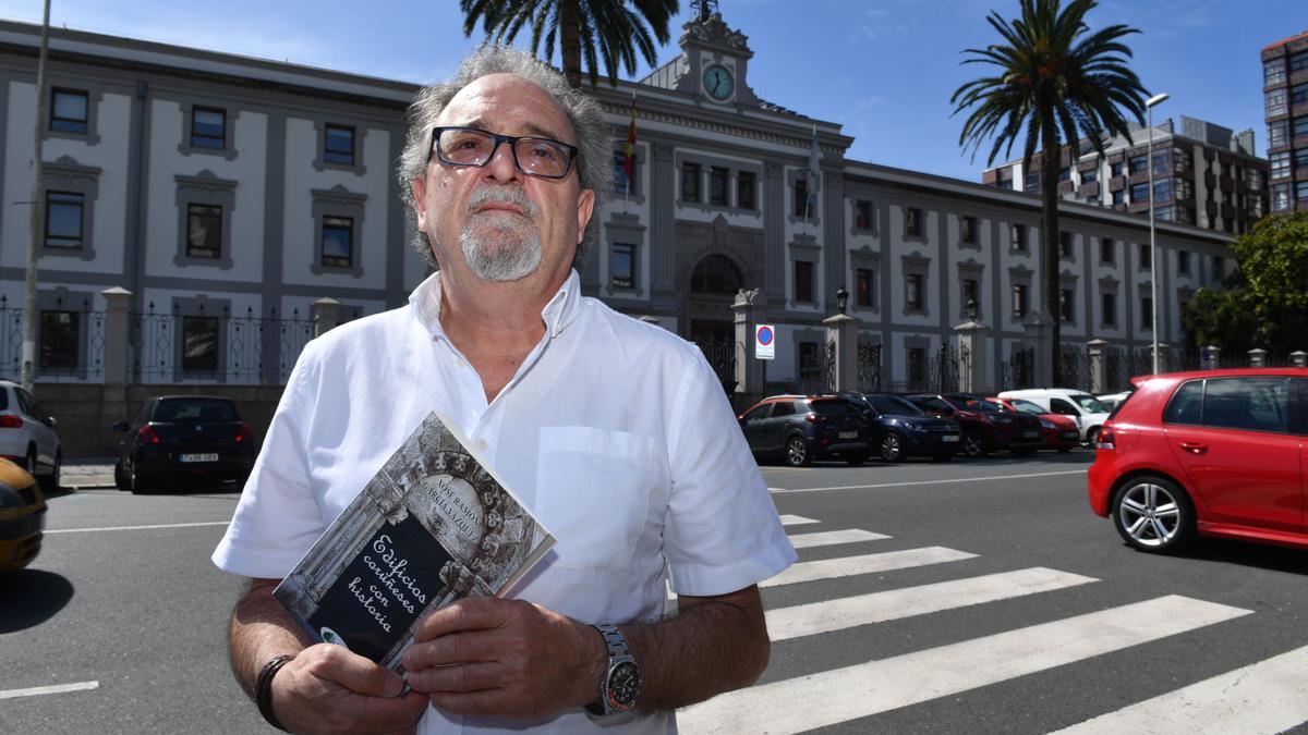 Xosé Ramón García, ante a Fábrica de Tabacos.