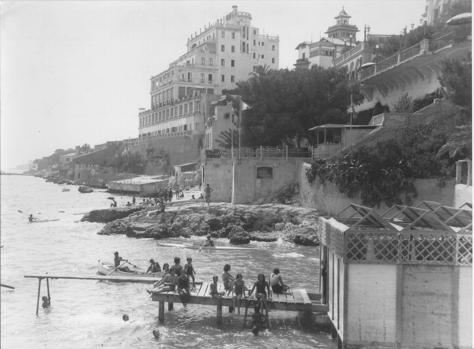 FOTOS: Así eran la piscina y el puente del antiguo Hotel Mediterráneo, que ahora desaparecen