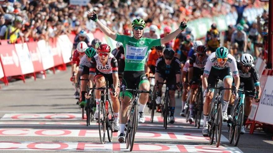 Fabio Jakobsen se lleva la etapa 16 de la Vuelta.