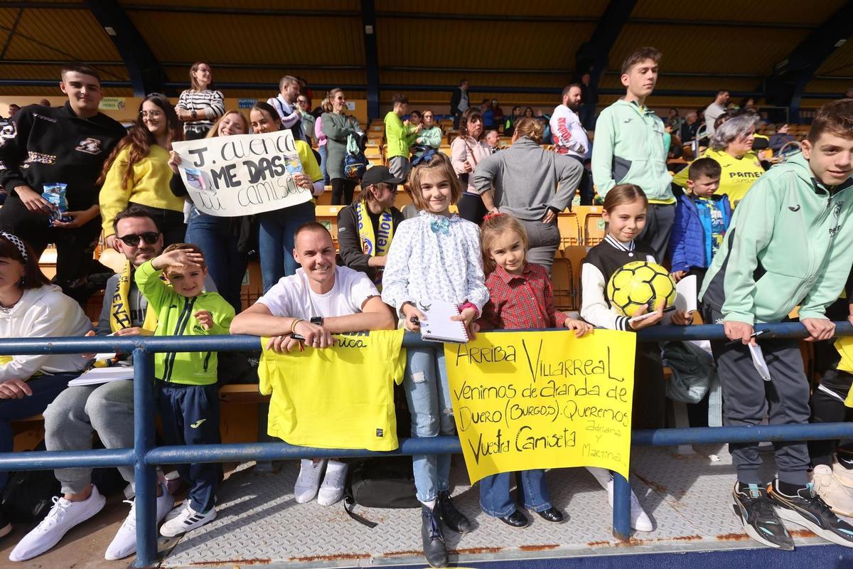 Los más pequeños aficionados del Villarreal CF, en el entrenamiento a puesta abierta en la Ciudad Deportiva.