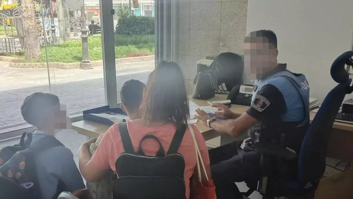 Una madre y sus dos hijos devuelven una cartera con 2.500 euros que se encontraron en el Parque Santa Catalina