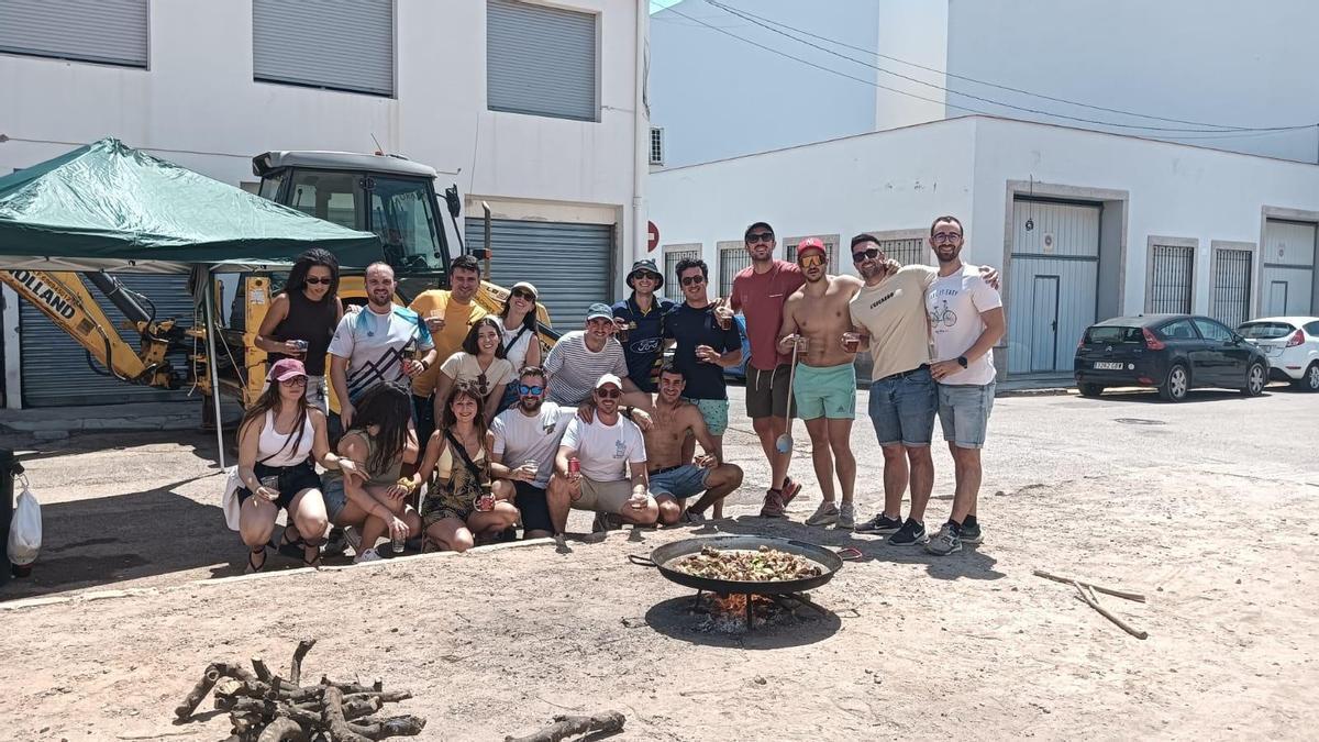 Una colla de amigos en el concurso de paellas