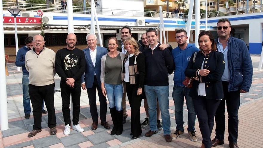 La alcaldesa de Marbella, Ángeles Muñoz, con un grupo de empresarios en el Puerto Deportivo.