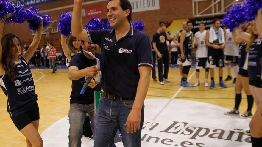 Guillermo Arenas saluda a la afición de Pumarín durante el play-off de ascenso a la ACB en 2015.