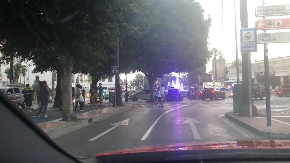 Susto en Puerto Banús al arder un coche