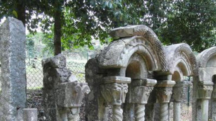 Fonte de Troncoso recuerda el desamparo de unas piezas medievales