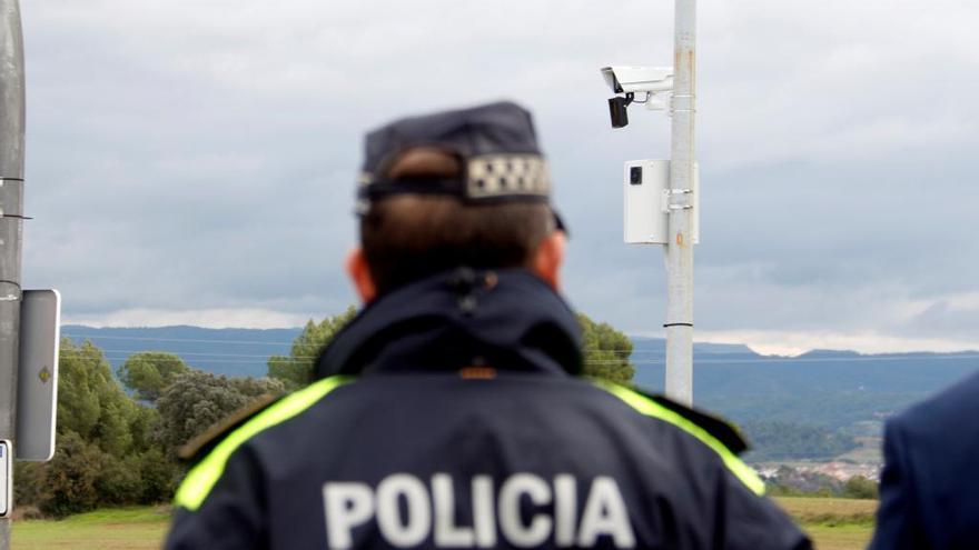 Un agent davant d&#039;una de les càmeres de seguretat de Pineda noves