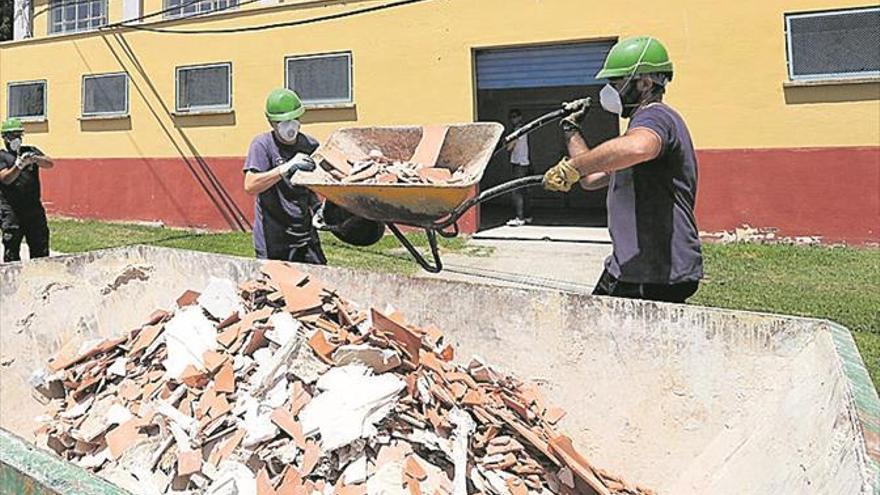 Los usuarios del Pablo Herrera urgen la obra de reforma tras caer el techo del gimnasio