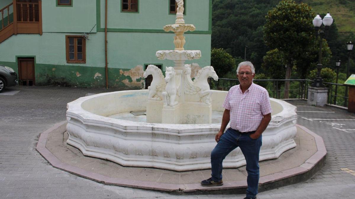 Roberto Álvarez, alcalde de Riosa, junto a la fuente de la plaza consistorial.