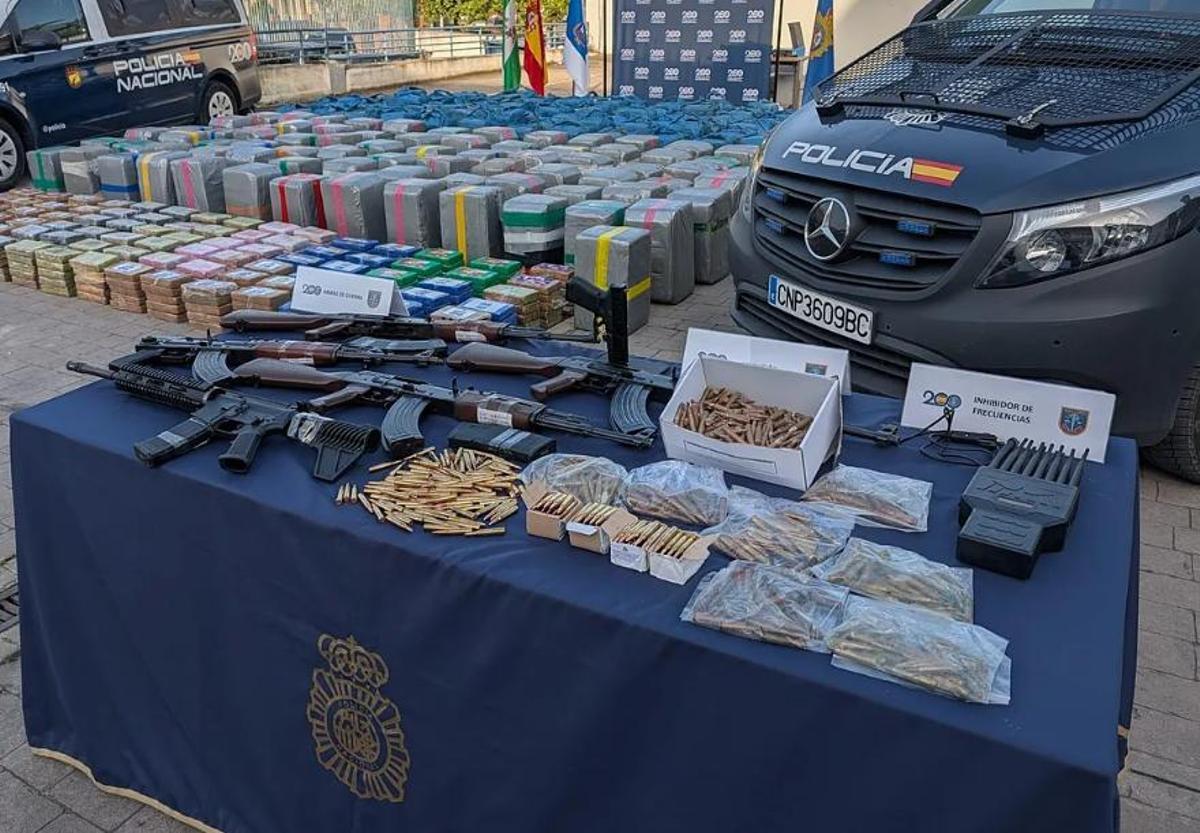 Detalle de los fardos, munición e inhibidores de frecuencias de los narcotraficantes