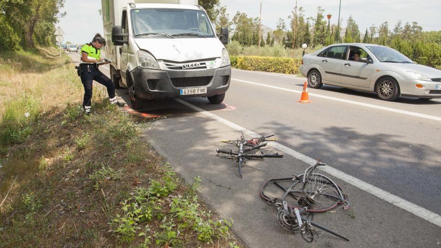 La bicicleta de la víctima va quedar totalment destrossada pel cop pel darrere que li va fer el camió sinistrat · Aniol Resclosa