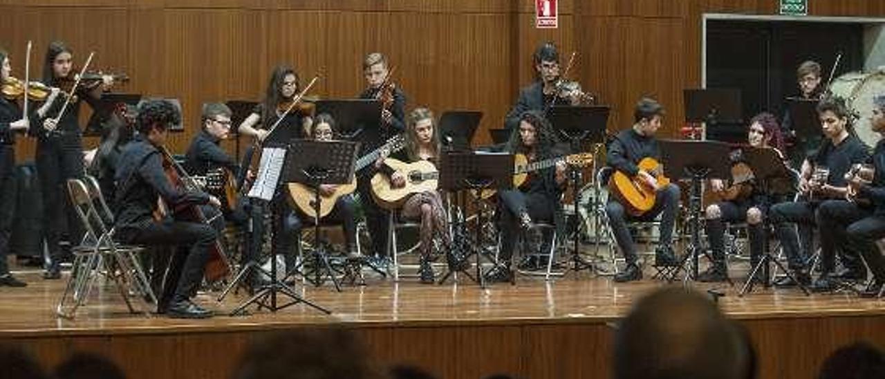 Aumnos del Conservatorio de Música de Ourense, en un concierto solidario contra el cáncer. // Brais Lorenzo