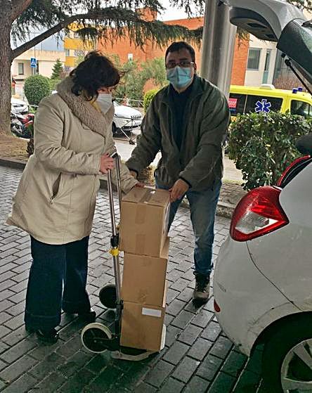 Olaya Rubio y su marido, Jose A. Vega, descargando libros.