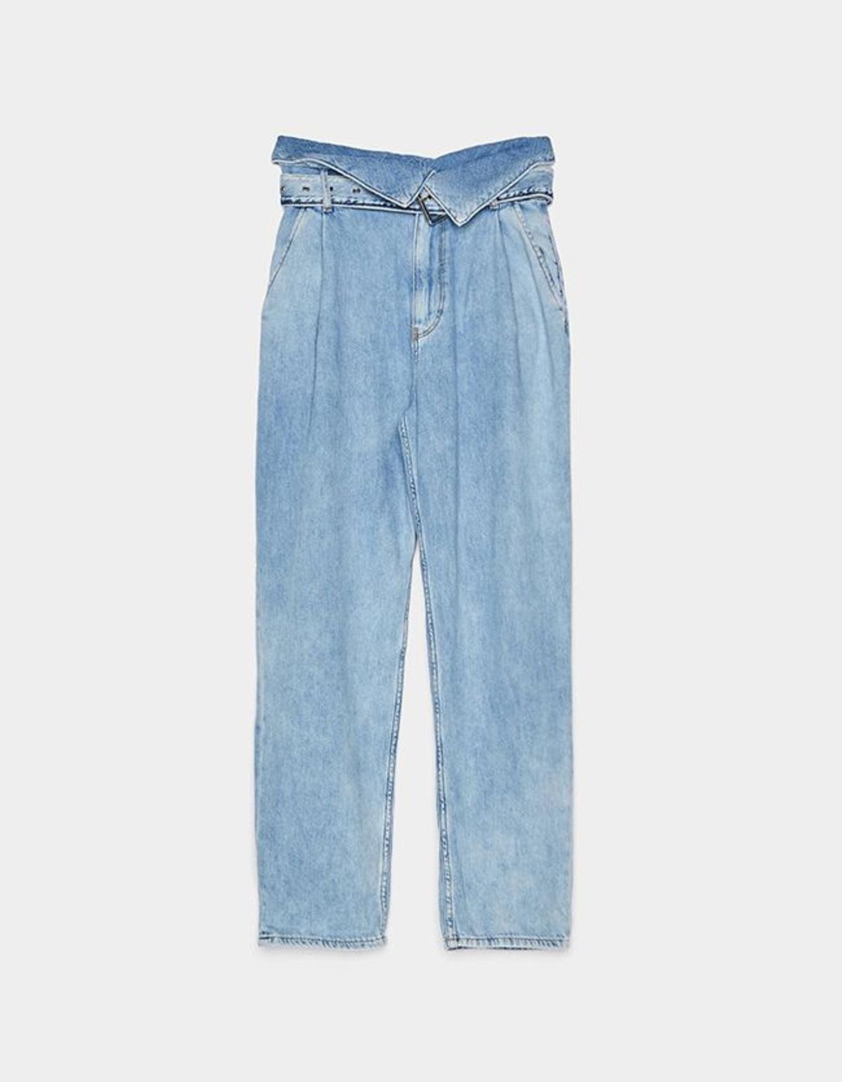 Pantalones 'mom fit' en azul lavado con detalle de cinturón, de Bershka