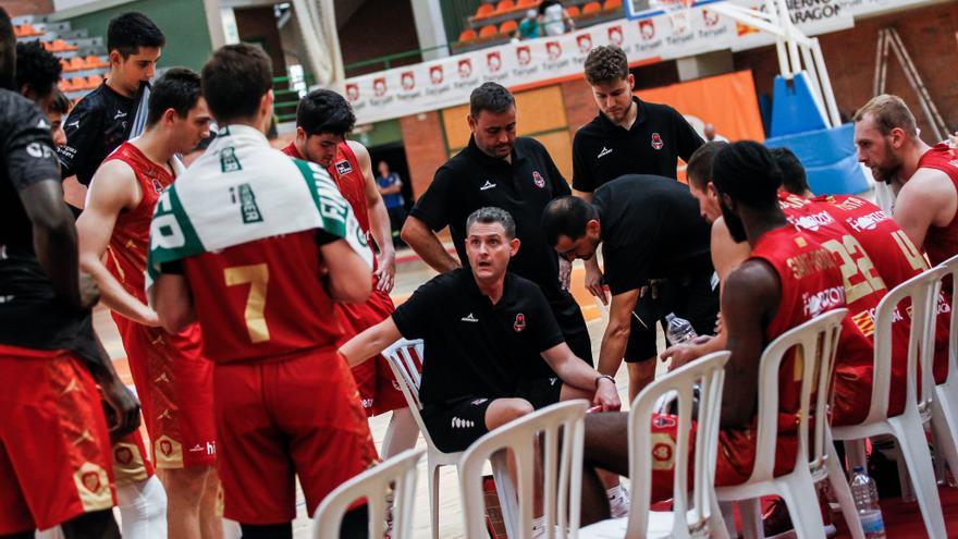 Martin Schiller da instrucciones durante un tiempo muerto en el último partido amistoso del equipo.