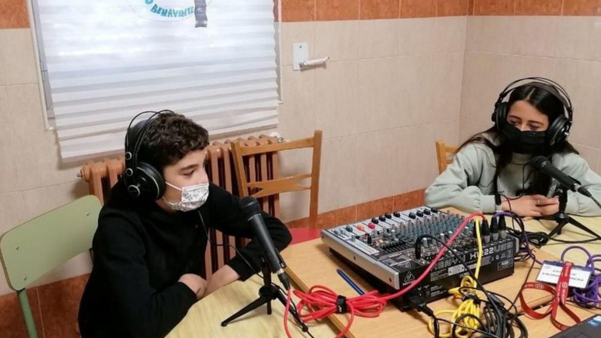 Dos alumnos en el estudio de radio del centro.
