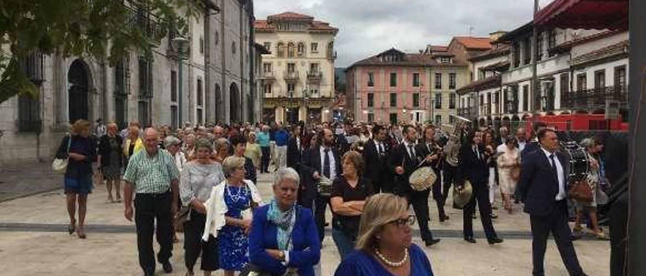 Los pravianos en procesión.