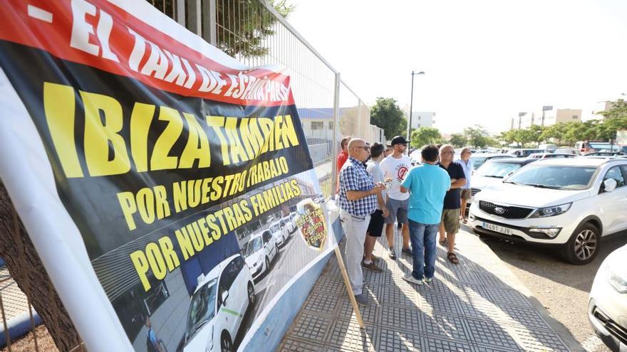 Un centenar de taxis de Ibiza paran para protestar por las licencias VTC