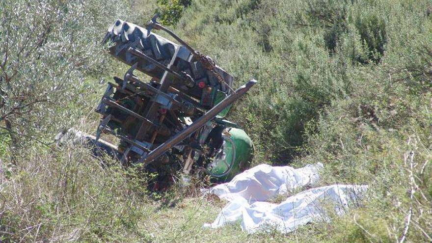 Muere al caer su tractor por un barranco en les Coves