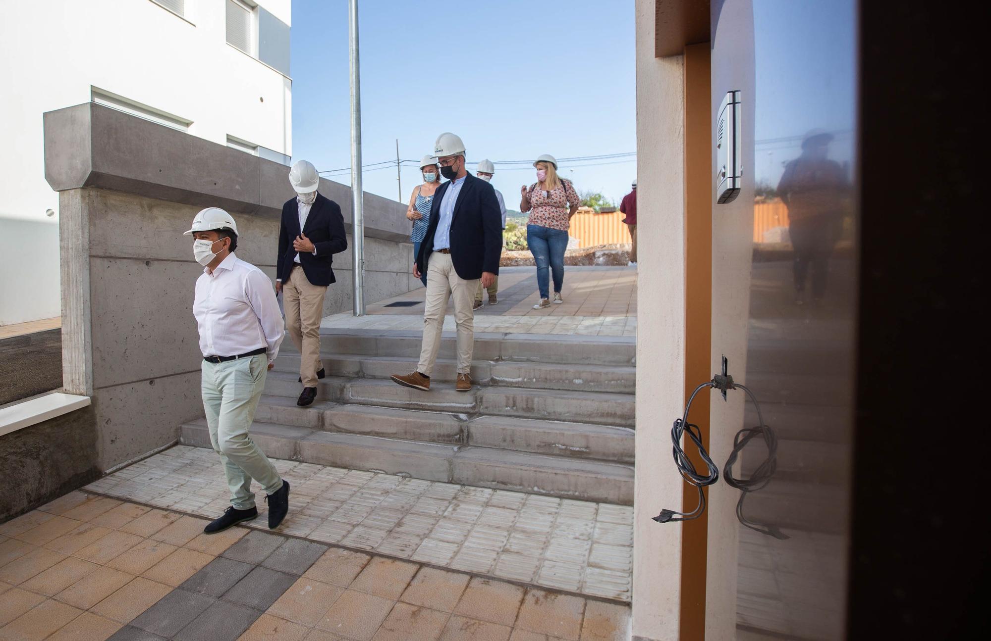 Visita del alcalde obras viviendas Tablero