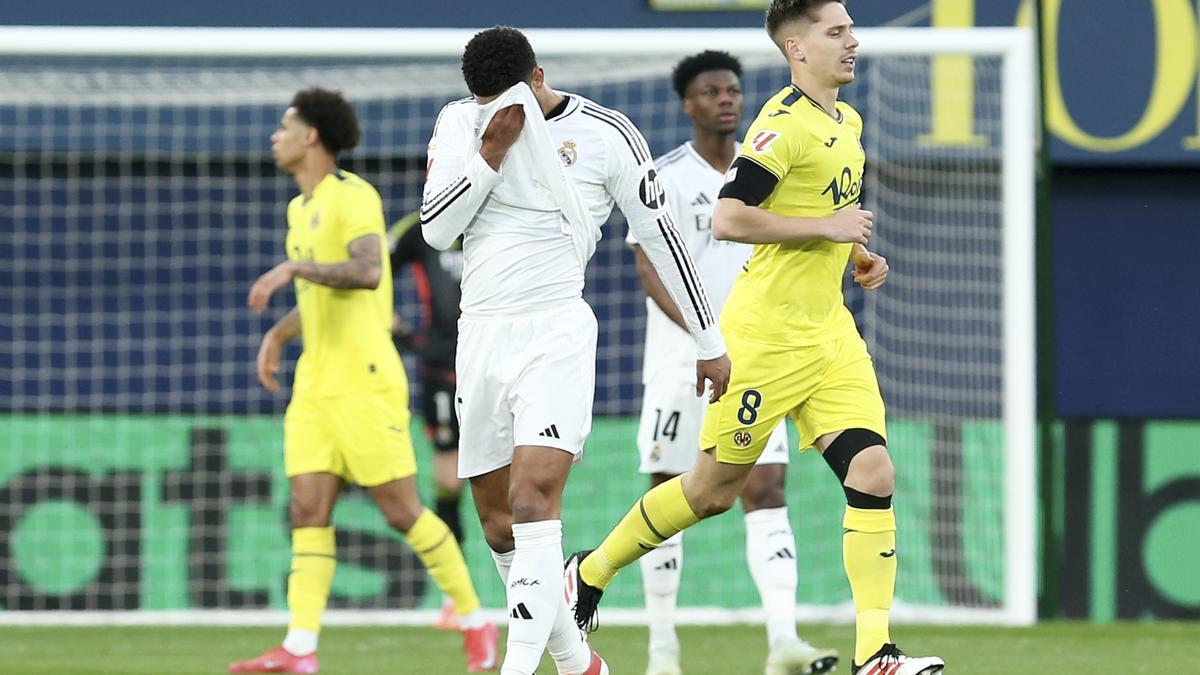 Bellingham se lamenta tras una acción en el partido ante el Villarreal