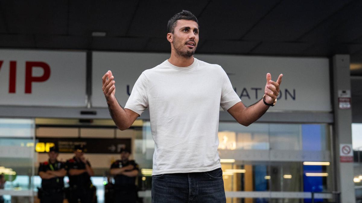 Rodri Hernández llega al aeropuerto de Barcelona para cerrar su fichaje por el FC Barcelona procedente del Manchester City.
