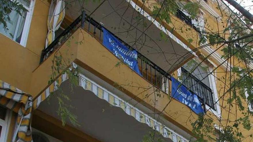 Nuevas pancartas pidiendo un centro de salud adornarán los balcones