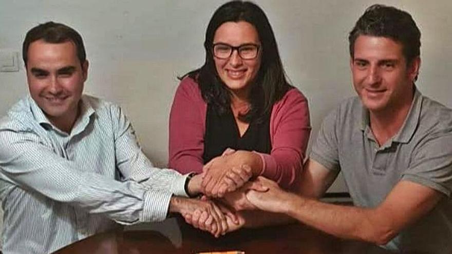 José Daniel Díaz, Violeta Moreno y Carlos Medina el día de la firma.